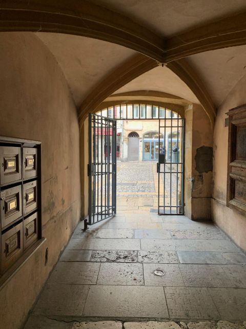 Lyon: Private Walking Tour of "Traboules" in the Old Town - How 150 minutes plays out on cobblestones and in corridors