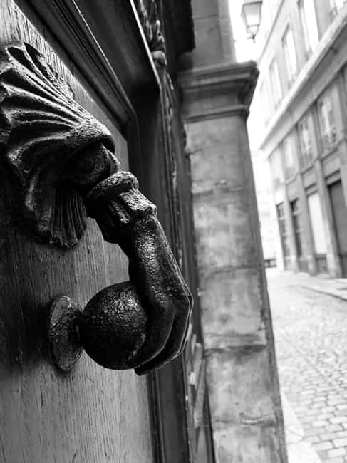 Lyon: Private Walking Tour of "Traboules" in the Old Town - Starting at the cathedral-square fountain: how your walk begins