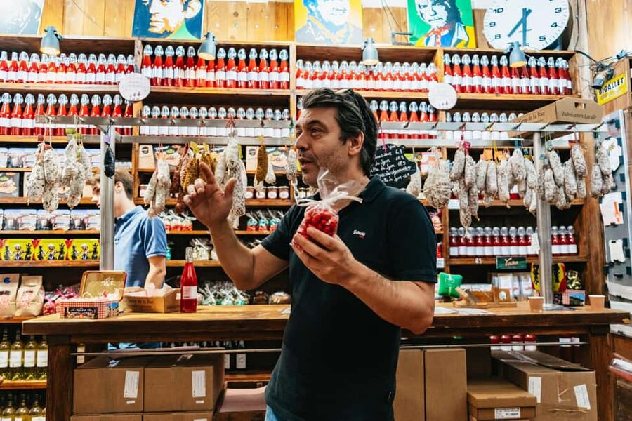 Lyon: Vieux Lyon Food Tasting Walking Tour - The 4-hour pace: how a lunch-sized tour keeps you hungry (in a good way)