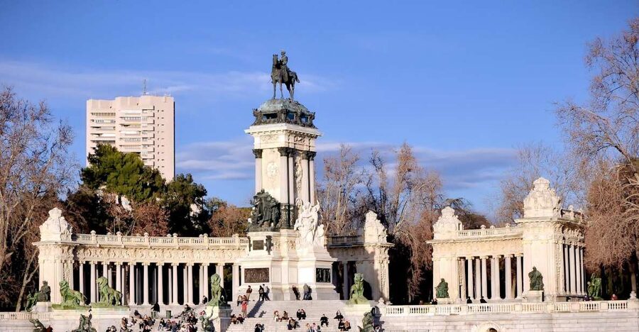 Madrid: 1.5-Hour Retiro Park Guided Walking Tour - Crystal Palace and the Pond: Best Stop for Photos and a Breather