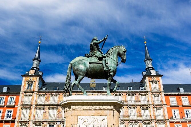 Madrid Best Walking Tour: Old city and Royal sites - Plaza de España and Plaza de Oriente: Don Quixote meets the royal “sculpture wall”