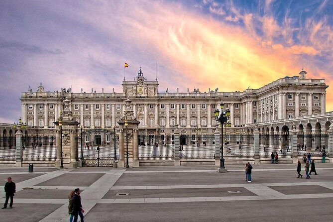 Madrid Best Walking Tour: Old city and Royal sites - Pace, group size, and what you’ll learn from guides like Maria or Ignacio