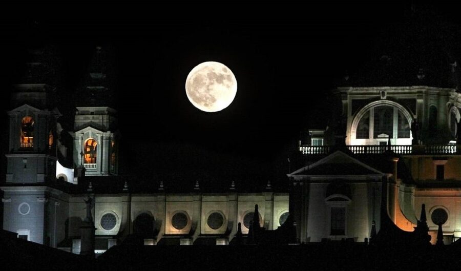 Madrid: Enchanted Evening Walking Tour in Spanish - Key highlights you’ll feel on the walk