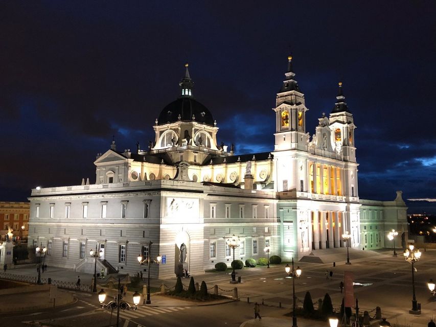Madrid: Enchanted Evening Walking Tour in Spanish - Why a Madrid night walking tour is a smart move