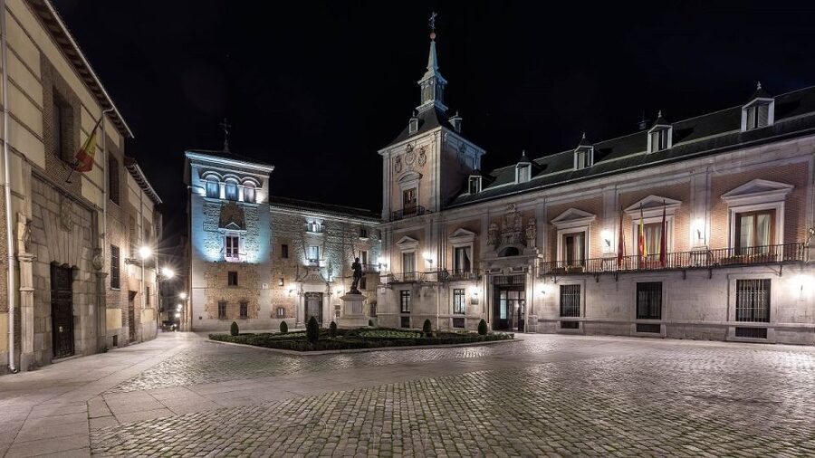 Madrid: Enchanted Evening Walking Tour in Spanish - Almudena Cathedral: atmosphere first, tickets later