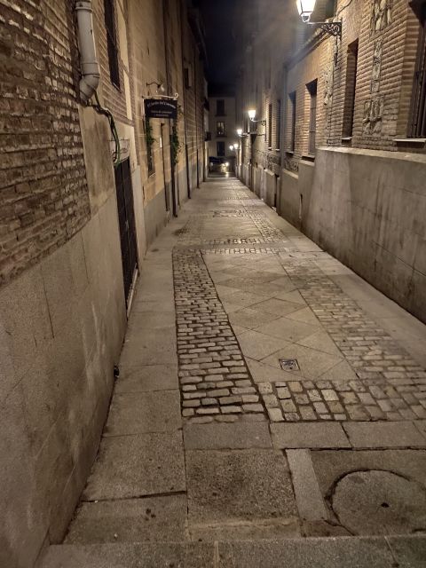 Madrid: Enchanted Evening Walking Tour in Spanish - Pasadizo de San Ginés: the narrow turn that feels like a secret