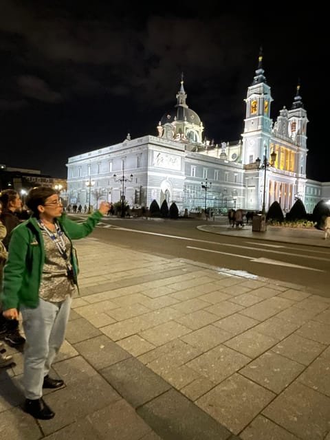 Madrid: Enchanted Evening Walking Tour in Spanish - Puerta del Sol: ending in the city’s nerve center