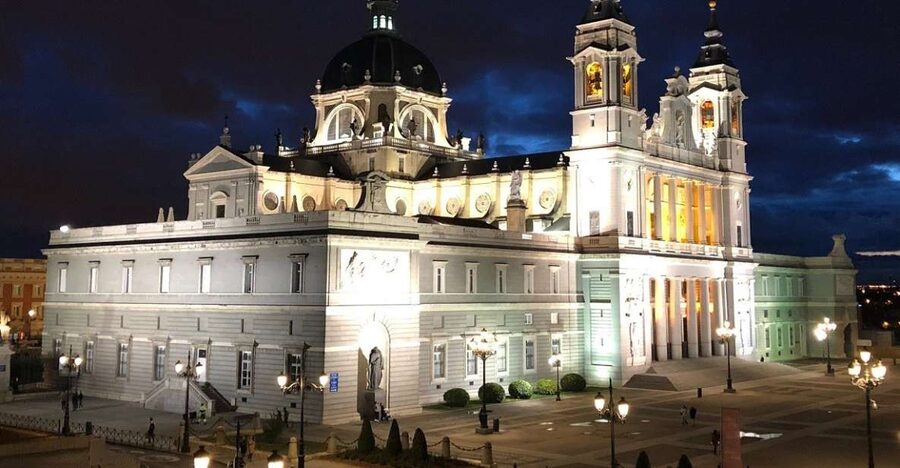 Madrid: Enchanted Evening Walking Tour in Spanish - Meeting at Naturanda Tourist Office and the start at Pl. de España