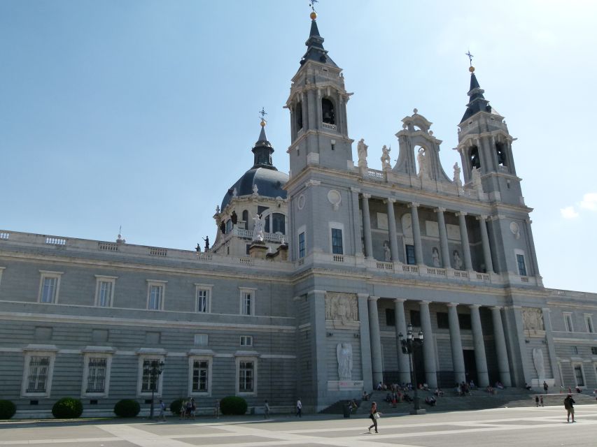 Madrid Historical Centre & Old Town Walking Tour in French - Plaza de la Villa: where medieval Madrid breathes a bit easier