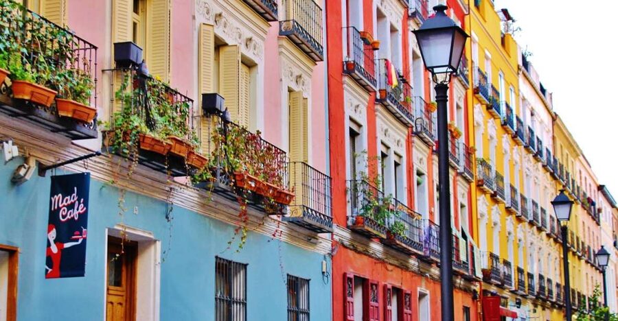 Madrid Historical Centre & Old Town Walking Tour in French - Small-group size and private options: how it changes the experience