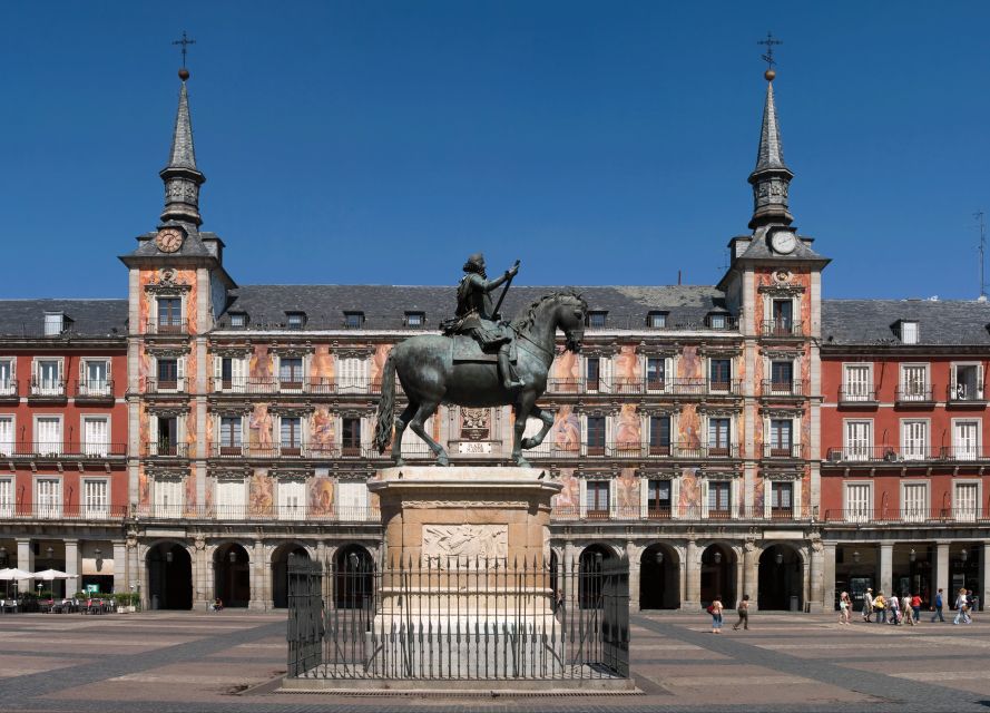 Madrid Historical Centre & Old Town Walking Tour in French - Time and pace: 2.5 hours for old-town context