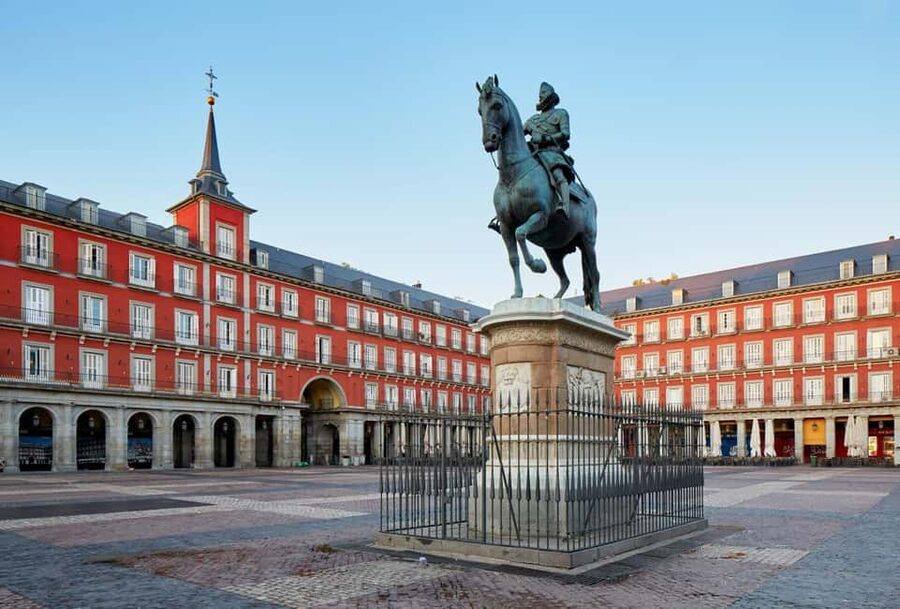 Madrid Historical Centre & Old Town Walking Tour in French - Plaza Mayor and the market-to-modern shift