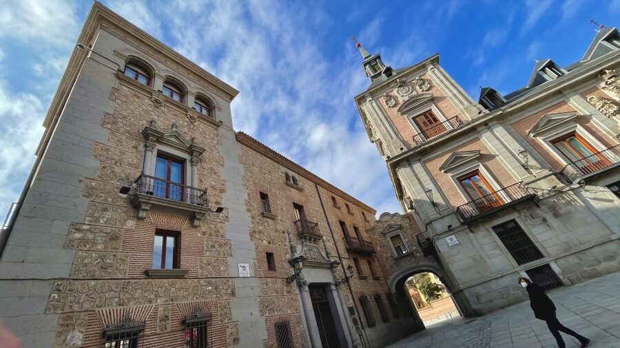 Madrid: Royal Palace Skip-the-Line Guided Tour - Should you book the Royal Palace skip-the-line guided tour?