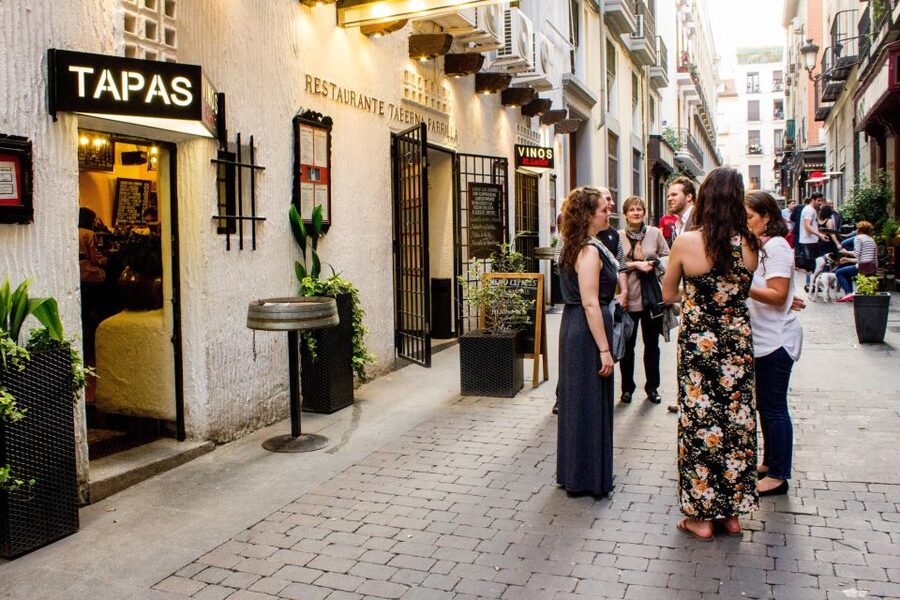 Madrid: Tapas & Wine Tasting Tour with Local Guide - El Madrid de los Austrias: the finale with old-street character