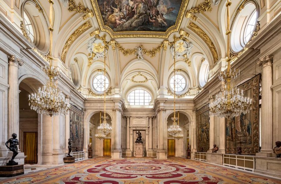 Madrid: Visit to the Royal Palace & Walking Tour of the City - Plaza de la Armería and the photo-stop approach