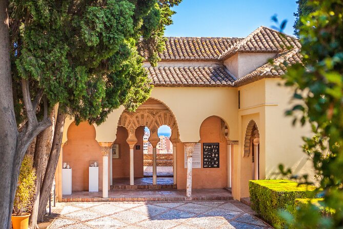 Malaga Private Walking Tour, Alcazaba & Catamaran Cruise - Stop 2: Alcazaba walls and the Palacio Nazarí details