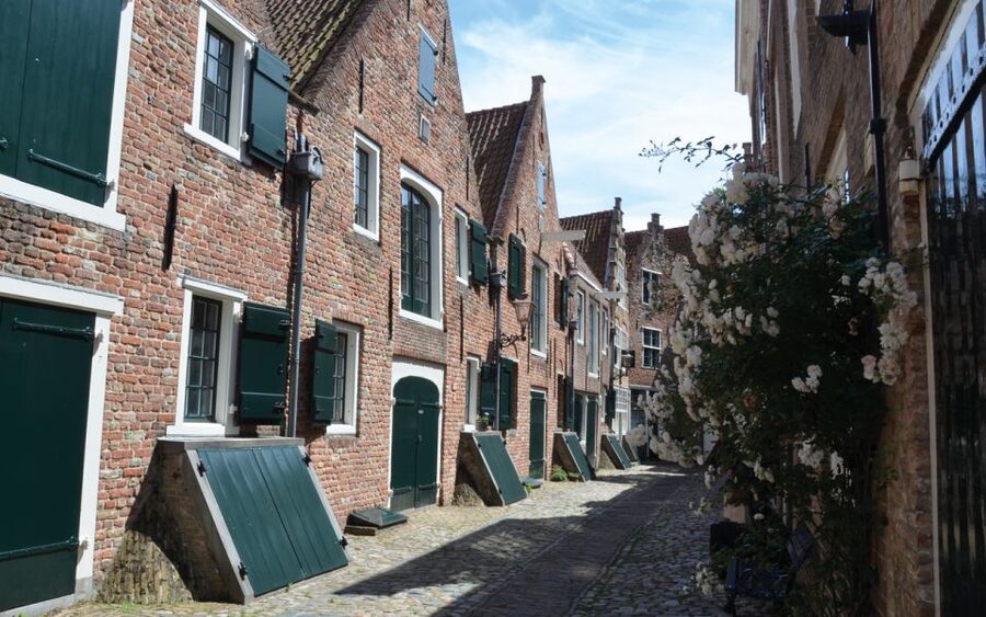 Middelburg: Guided City Walking Tour - Languages: German or Dutch Guidance
