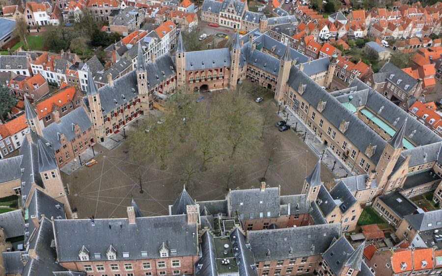 Middelburg: Guided City Walking Tour - Meeting at the Markt: Finding Your Guide in One Minute