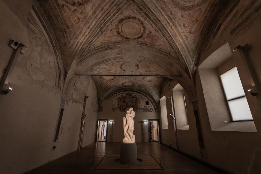 Milan: City Highlights Walking Tour with The Last Supper - Piazza della Scala: the opera square with real gravity