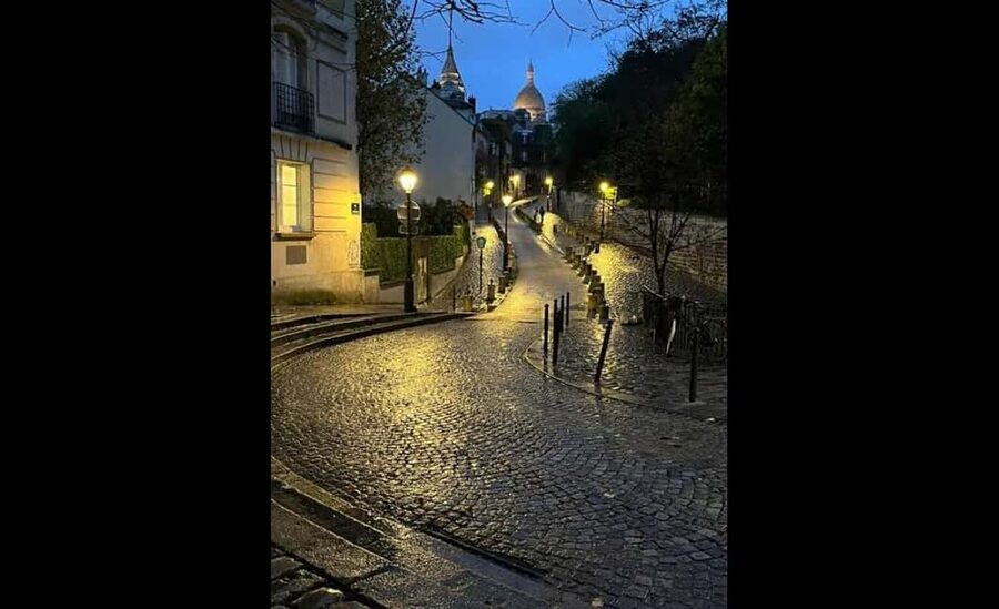 Montmartre for Art Lovers - Walking tour with Expert Guide - Entering Montmartre Through Art, Not Just Monuments