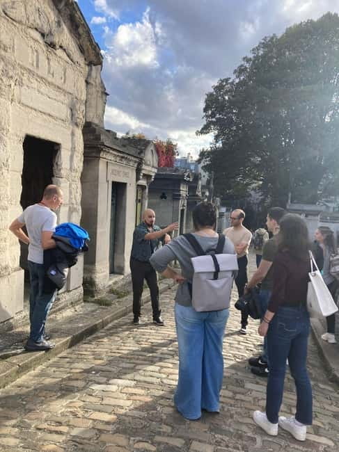 Montmartre for Art Lovers - Walking tour with Expert Guide - Moulin de la Galette, Le Passe-Muraille, and the Art-Mindset Stops