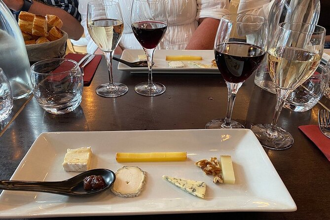Montmartre Hill French Gourmet Food and Wine Tasting Walking Tour - Place du Tertre: Artists in the Middle of the Tour