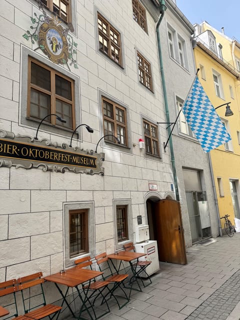 Munich: Guided Food Walking Tour with Beer Tasting - Why the 2 hours work: short, guided, and filling