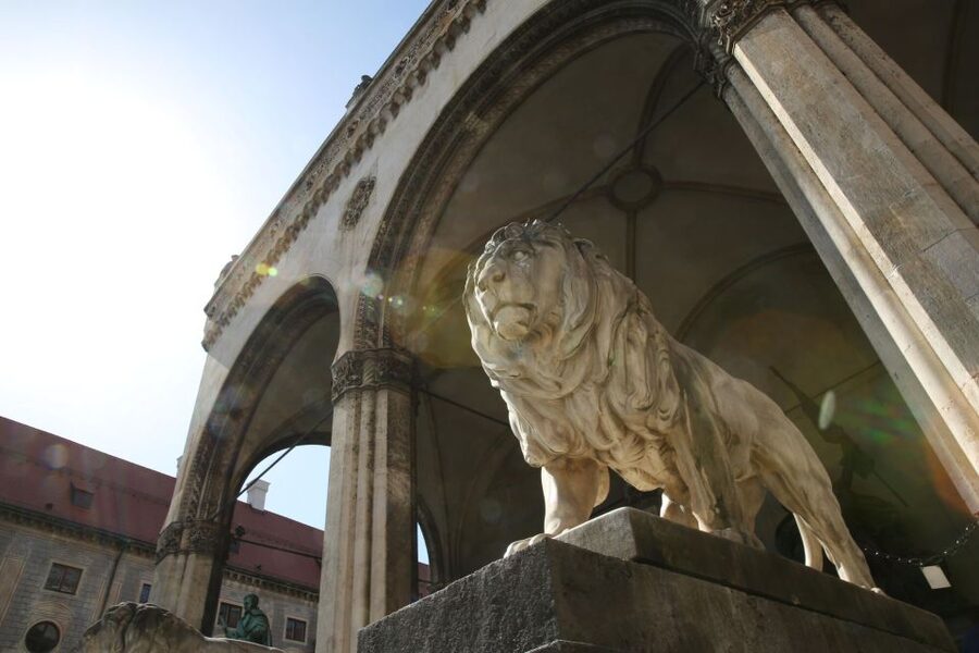 Munich: Old Town Guided Walking Tour - Marienplatz to the New Town Hall: the orientation lesson you’ll keep using