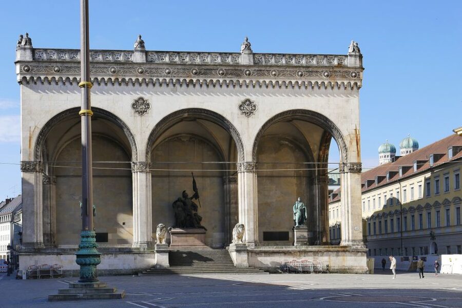 Munich: Walking Tour Old Town and Viktualienmarkt - St. Peter’s Church and Burgstraße: older Munich energy