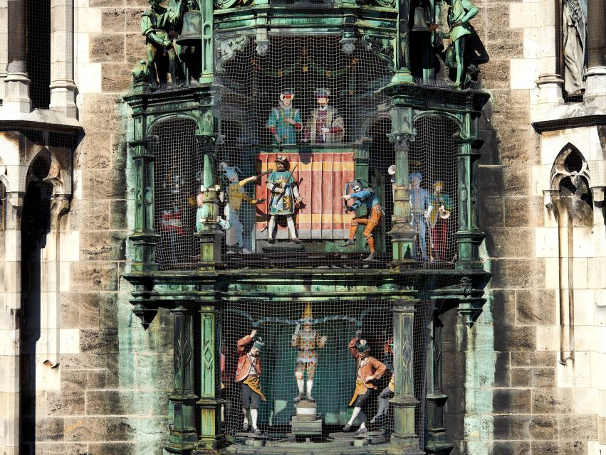 Munich: Walking Tour Old Town and Viktualienmarkt - Old Town lanes to Hofbräuhaus: medieval feel, beer hall reality
