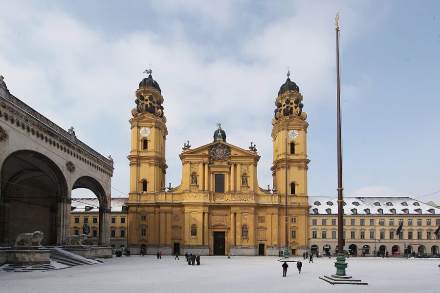 Munich: Walking Tour Old Town and Viktualienmarkt - Price and value: what $282 per group really gets you