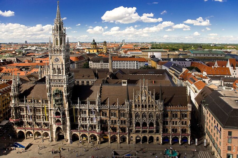 Munich: Walking Tour Old Town and Viktualienmarkt - Marienplatz, New Town Hall, and the Glockenspiel area