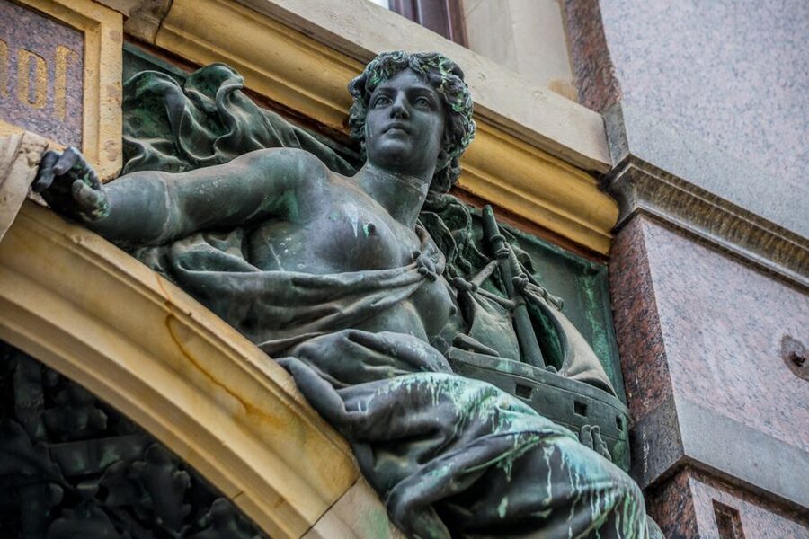 Mystical Hamburg - Walking Tour in German - Kirsten-style storytelling in real weather