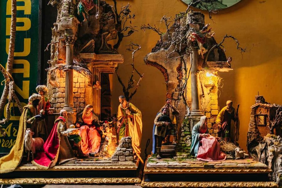 Naples: Old Town Guided Walking Tour - San Gregorio Armeno: the craft quarter for nativity scenes and real local flavor