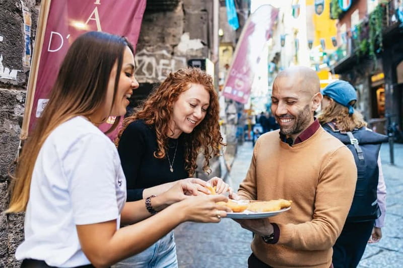 Naples: Street Food Walking Tour with Local Guide - The first tastings: pizza a portafoglio and pizza fritta