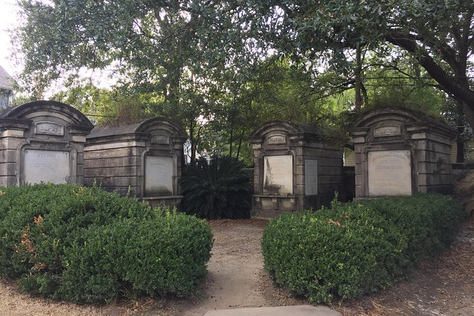 New Orleans Small-Group Garden District Walking Tour - Lafayette Cemetery No. 1: why you only see the gates (and why that still matters)