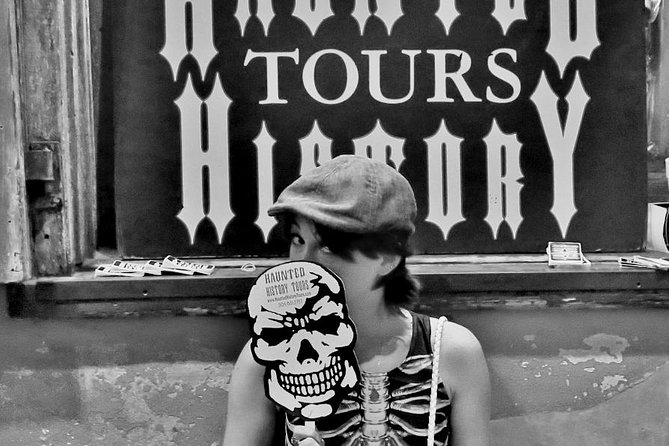 New Orleans Vampire Walking Tour - Guide Style and Group Size: How to Get the Best Night