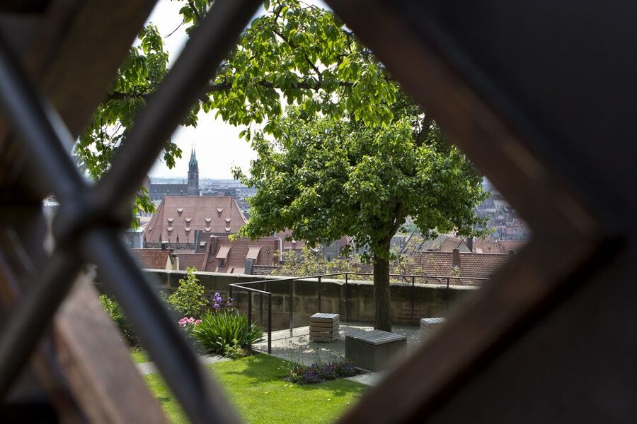 Nuremberg: Old Town Guided Walking Tour - Where You Start: Hauptmarkt Tourist Information at Hauptmarkt 18