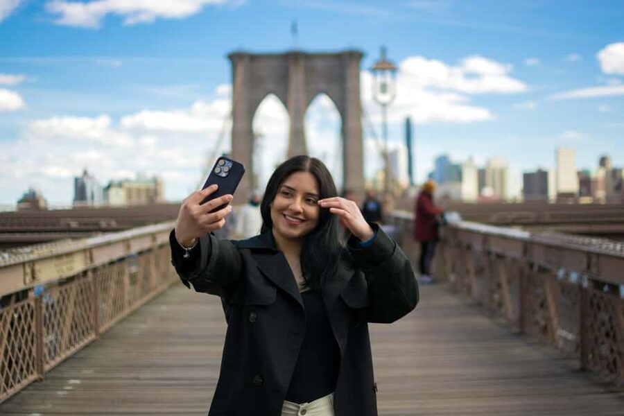 NYC: Brooklyn Bridge and Dumbo Guided Walking Tour - Guides set the tone: why the best reviews keep coming back to the same skills