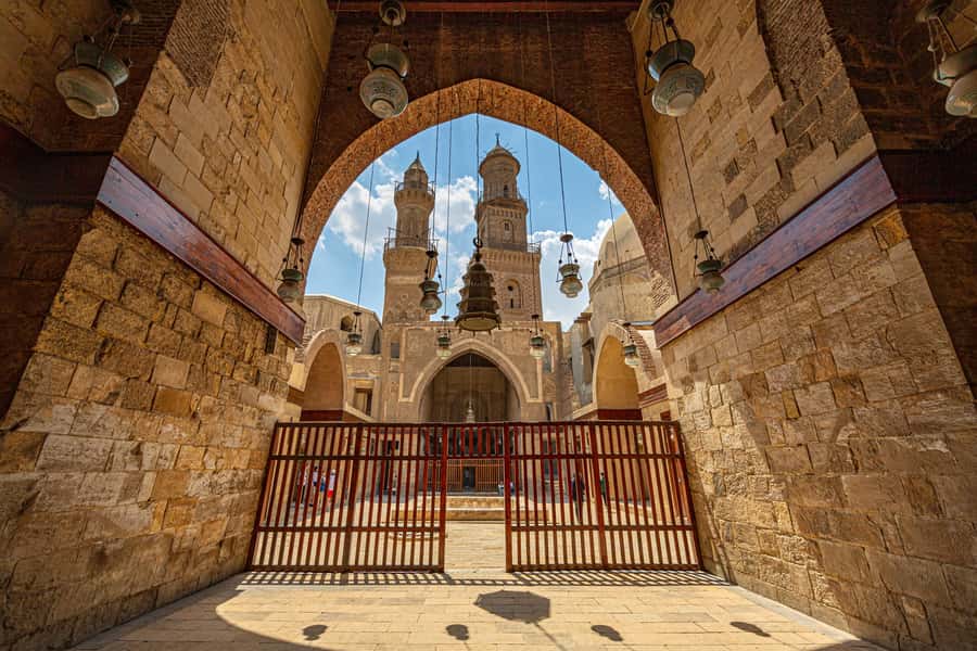 Old Cairo Guided Walk Tour: History, Culture & Street Bites - Al-Hussein Mosque: The Calm Pause Before the Souk