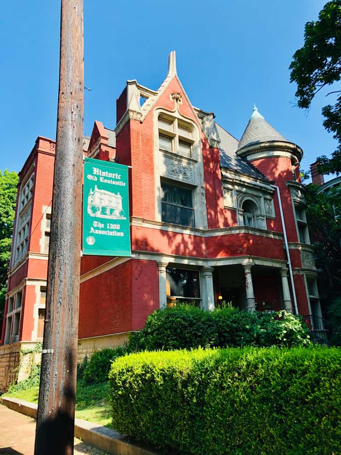 Old Louisville: History and Architecture Walking Tour - The 1880s backstory: bourbon, tobacco, and racetrack money