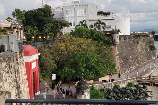 Old San Juan Walking Tour - Calle de la Fortaleza and Fort San Cristóbal (From the Outside)