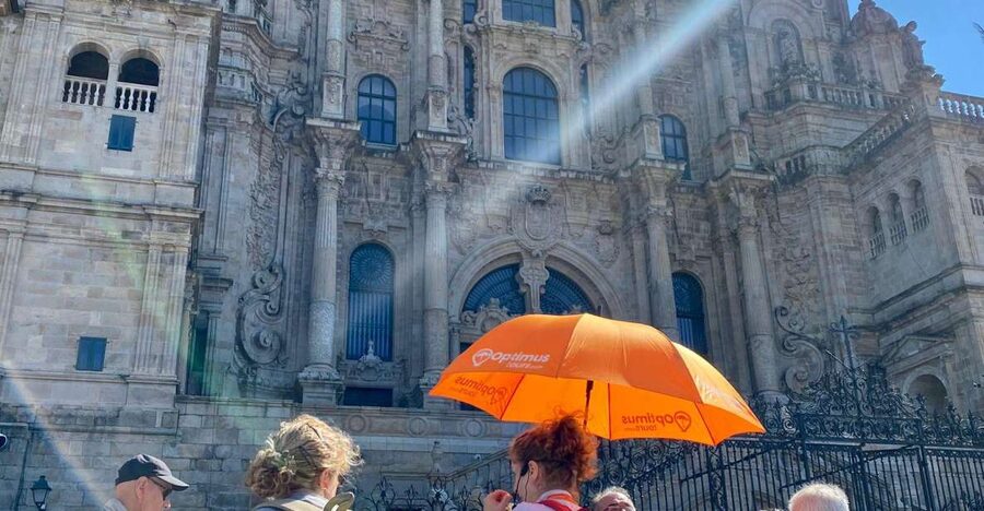 Old town walking tour in a small group - Meeting point and finding your guide without stress