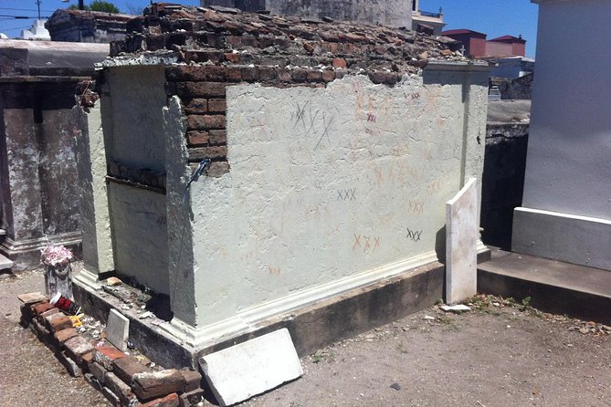 One Hour Saint Louis Cemetery Number One Walking Tour - Photo-Friendly Stops Without the Interior Access