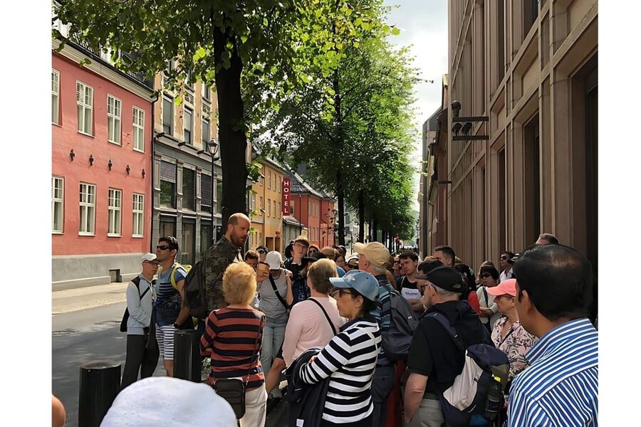 Oslo: Guided Walking Tour of Central Oslo with Local Guide - Pacing, group size, and how the guide keeps everyone engaged