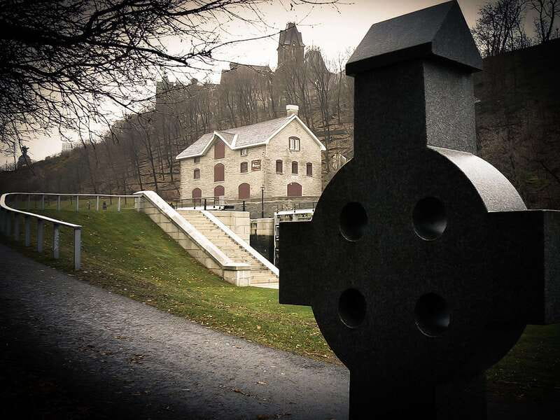 Ottawa: Haunted Night Walking Tour - Grant House: when architecture becomes part of the legend