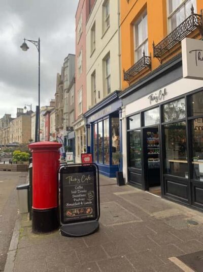 Oxford: Alumni-Led Walking Tour w/New College Entry Option - Where you meet at Broad Street (and how to find your guide)