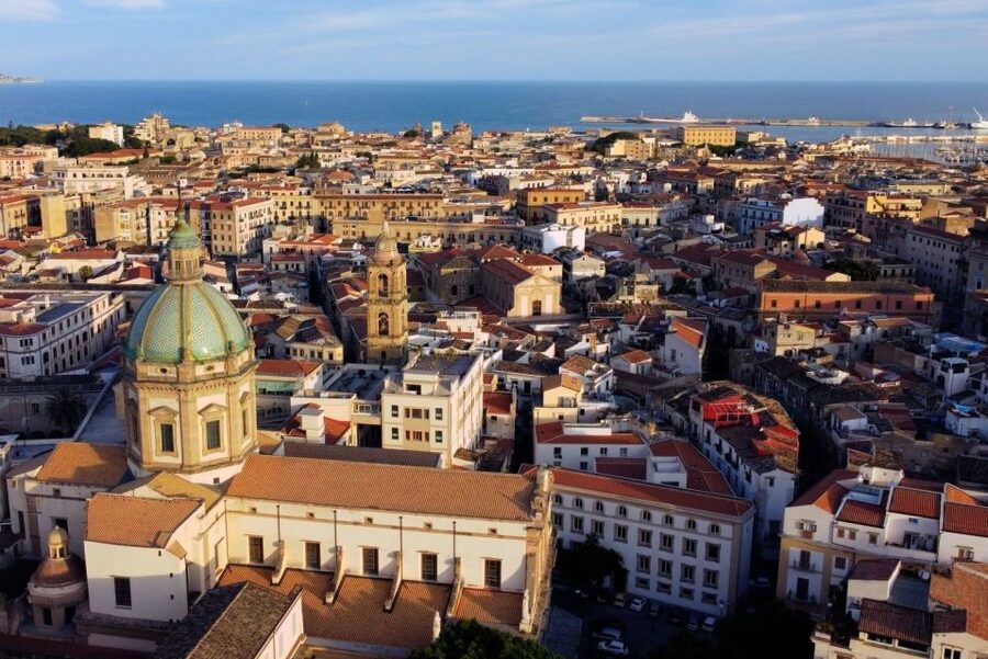 Palermo: Walking Tour of Historic Markets and Monuments - Starting in Front of Feltrinelli: how this walk gets rolling