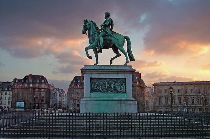 Paris by Night Walking Tour: Ghosts, Mysteries and Legends - Walking Paris at night, starting by Pont Neuf