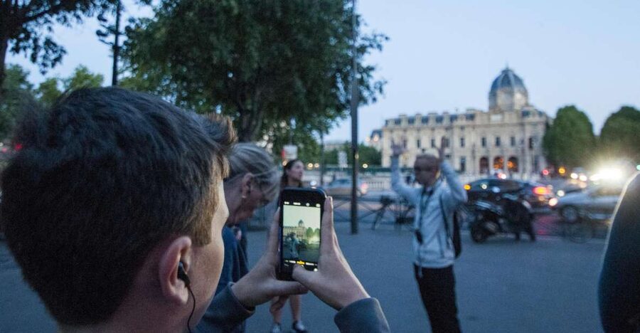 Paris: Ghosts, Legends & Mysteries Evening Walking Tour - Fontaine de la Croix-du-Trahoir and the photo-stop moment